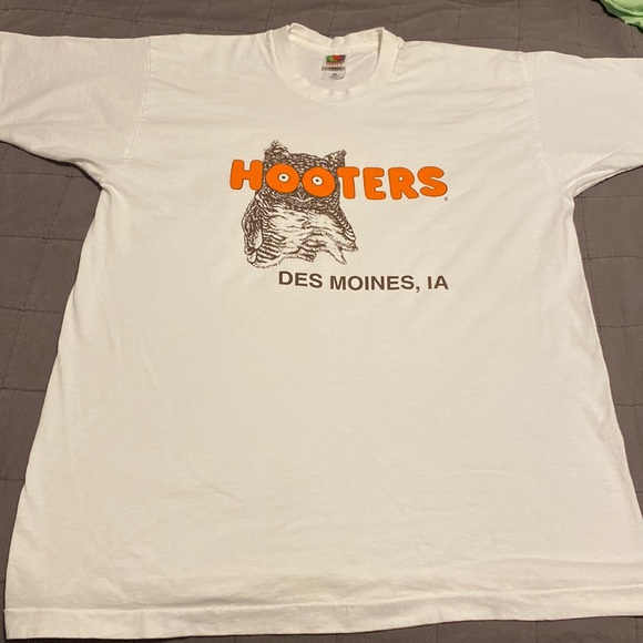 Hooters Other - Vintage Single Stitch Hooters Des Moines, IA | Size XL